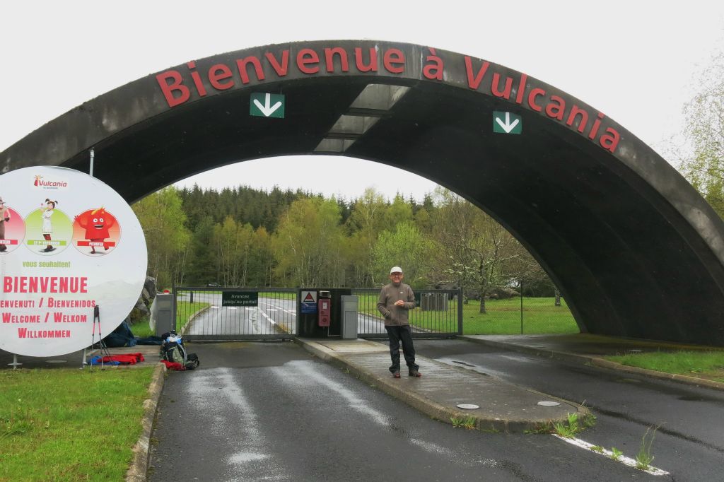 Petit détour par l'entrée de Vulcania (encore fermé) pour se sécher un peu et se restaurer à l'abri